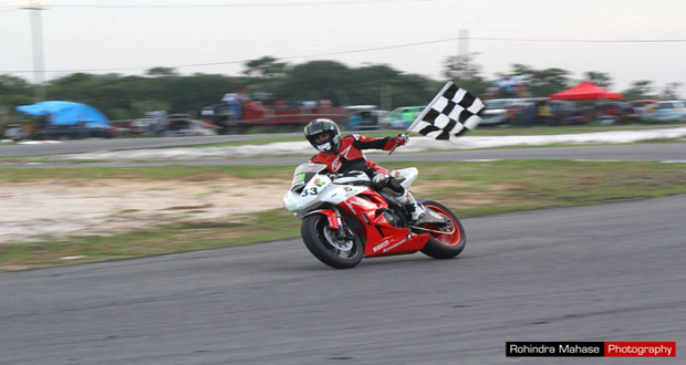 After riding off into the sunset last year with the chequered flag, Elliot will need to produce his best performance to date to keep his CMRC Super Stock title (Rohindra Mahase Photography) 
