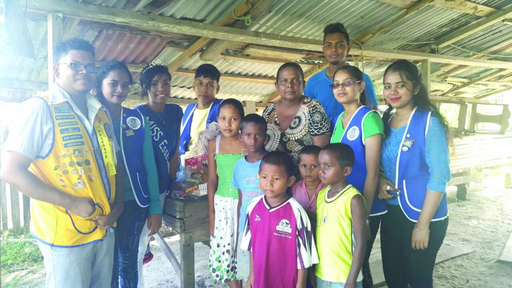 Leos pose with the beneficiaries of the food hampers