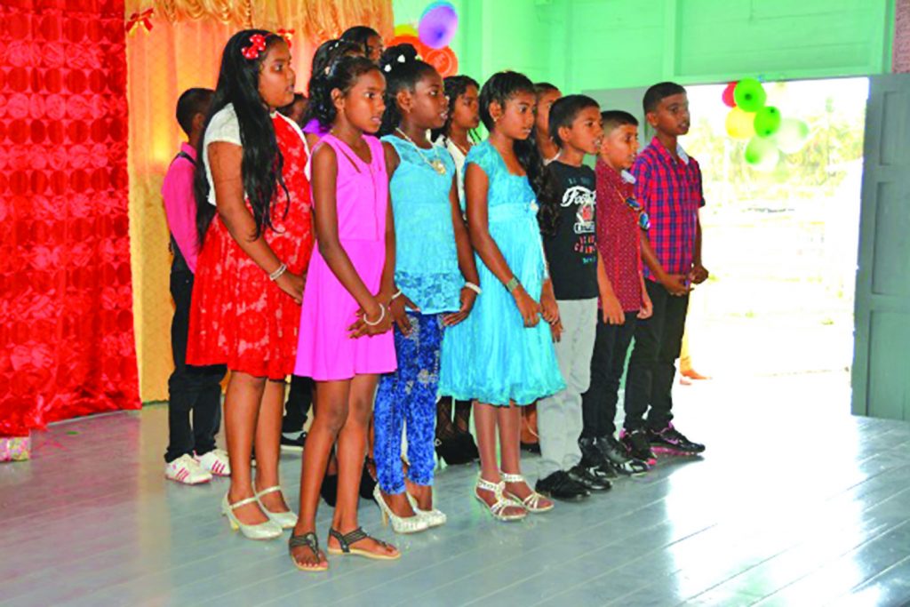 Students of the Woodley Park Primary School at their Christmas party   