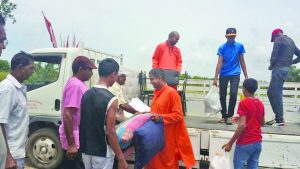 Swami Shivashankaranadaji Maharaj making the donation 