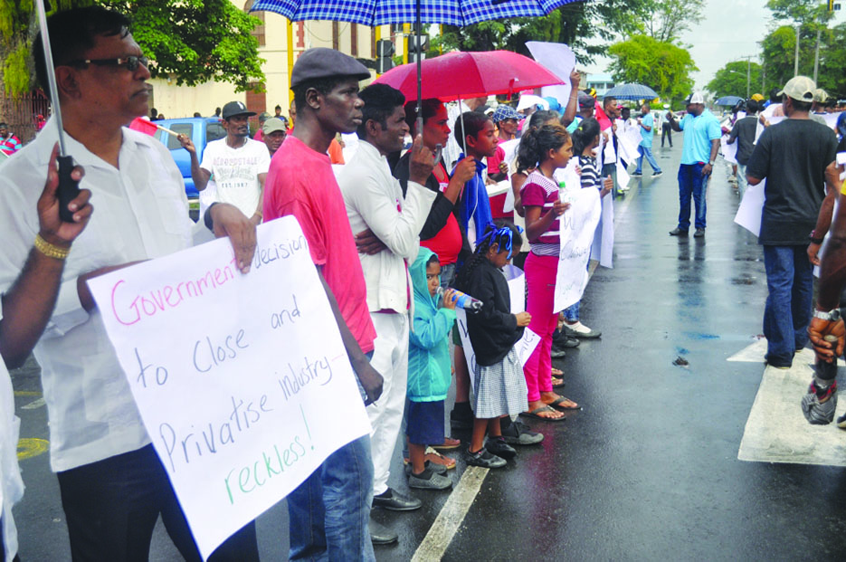 In addition to the Ministry of the Presidency, sugar workers protested Thursday’s sitting of the National Assembly  