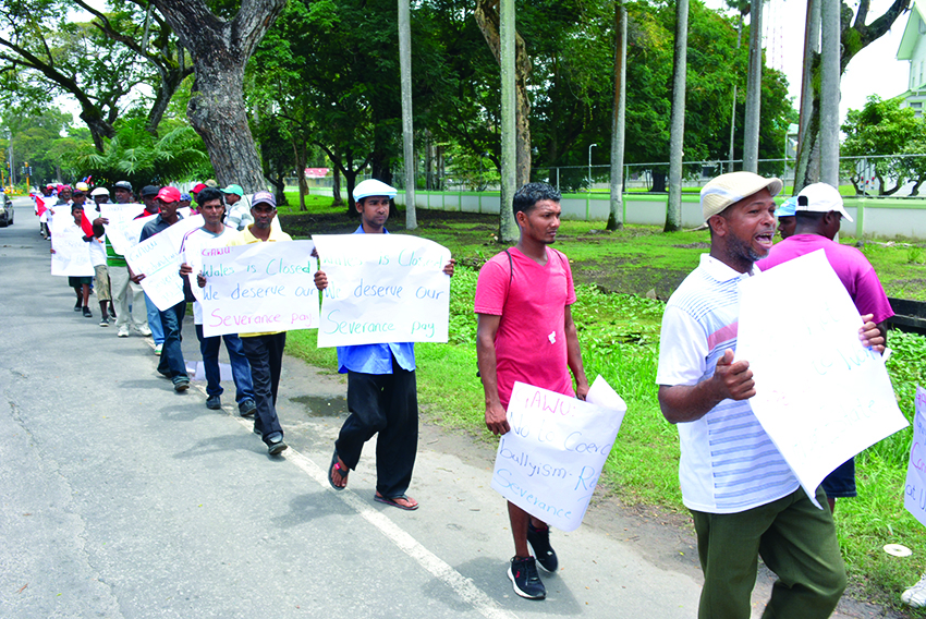 “Don’t close sugar estates but pay us our severance”. Workers and their family members stood united on Thursday 