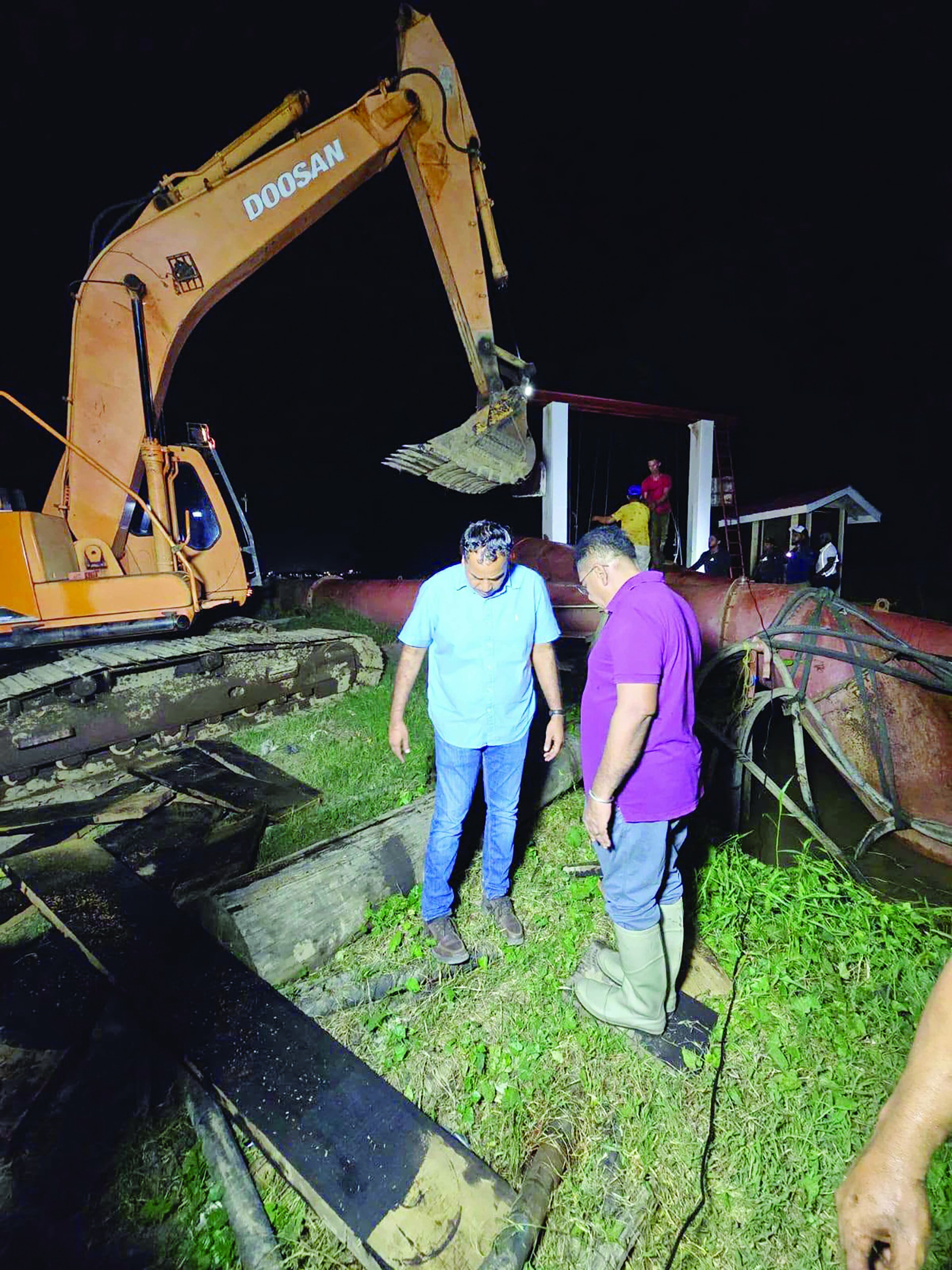 Fishing boat displaces koker door at Schoonord