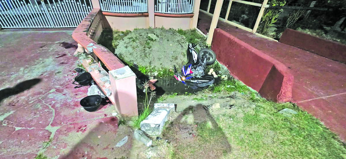 1 die, 1 injured after speeding motorcycle crashes into bridge